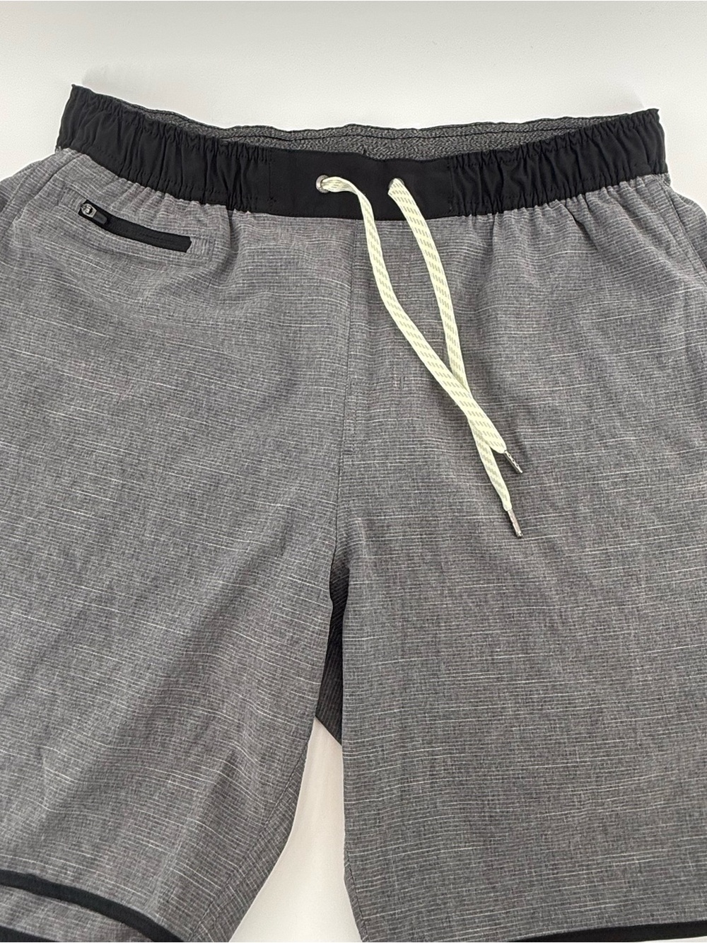 Vuori Bank Shorts Mens Large Gray Hybrid Drawstring Pocket Stretch Performance
